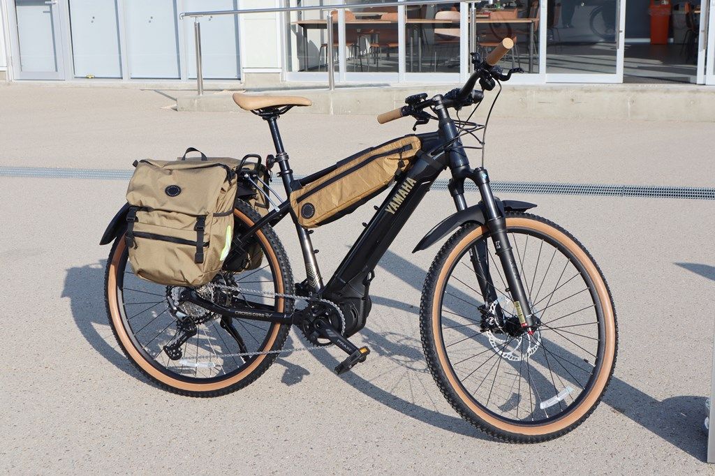 アクセサリー類を装着したヤマハ「クロスコアRV」（写真：筆者撮影）