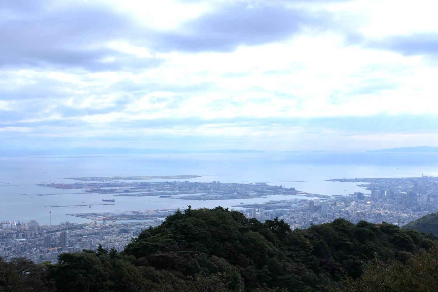 六甲山上駅付近からの眺め。神戸空港も見渡せる（編集部撮影）