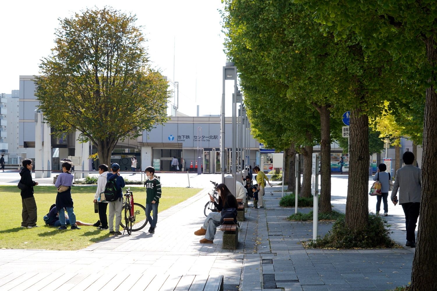 センター北駅舎前の芝生広場（筆者撮影）