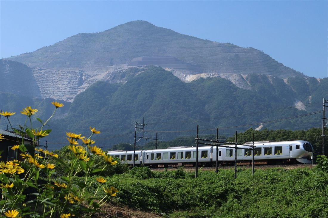 武甲山をバックに走る001系「ラビュー」（撮影：南正時）