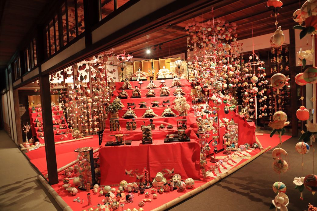 「さげもんめぐり」の時期には、北原白秋生家や御花などの観光施設や商店街の各店舗に、色鮮やかなさげもんが飾られる（写真：KT88 / PIXTA）