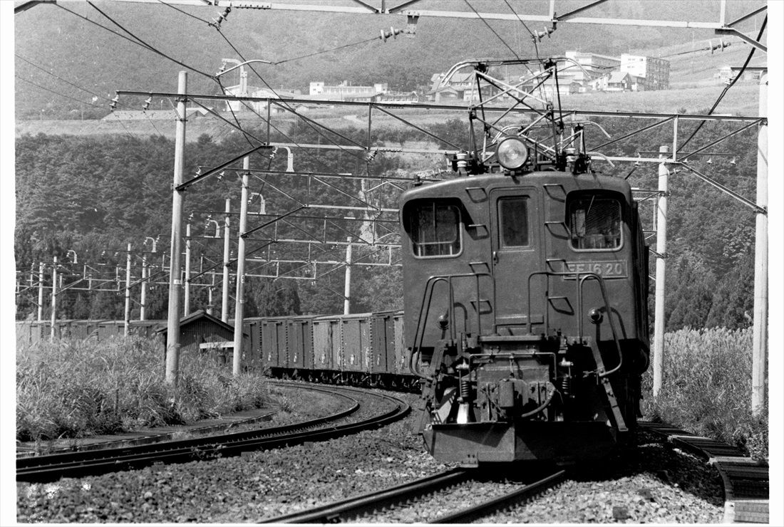 上越線を行くEF16形牽引の貨物列車（撮影：南正時）