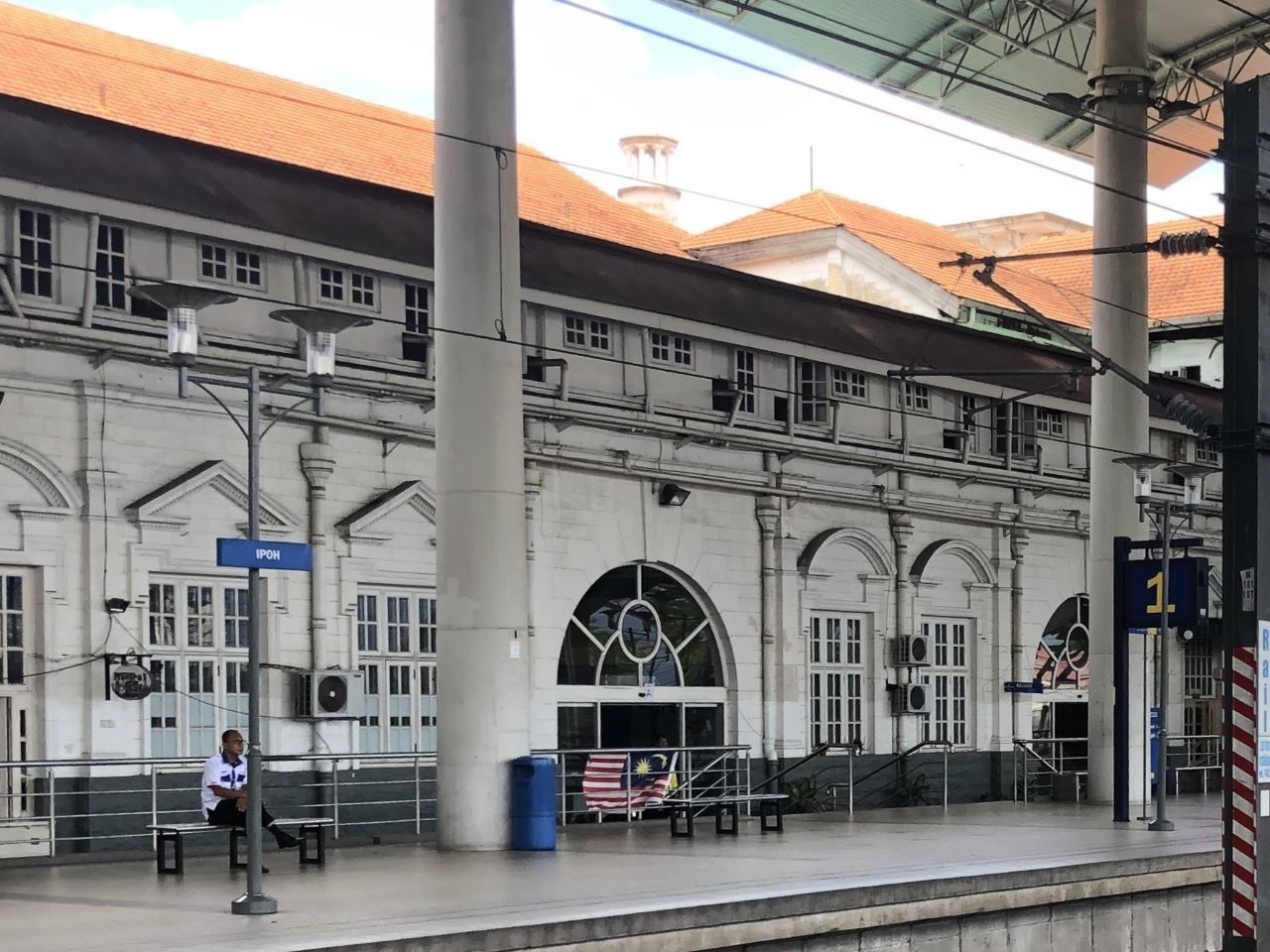 イポー駅のホーム。オレンジ色の屋根に規則性のあるデザインの白亜の壁。100年以上の昔の姿を残す駅舎は、まるで絵画のよう（写真：著者提供）