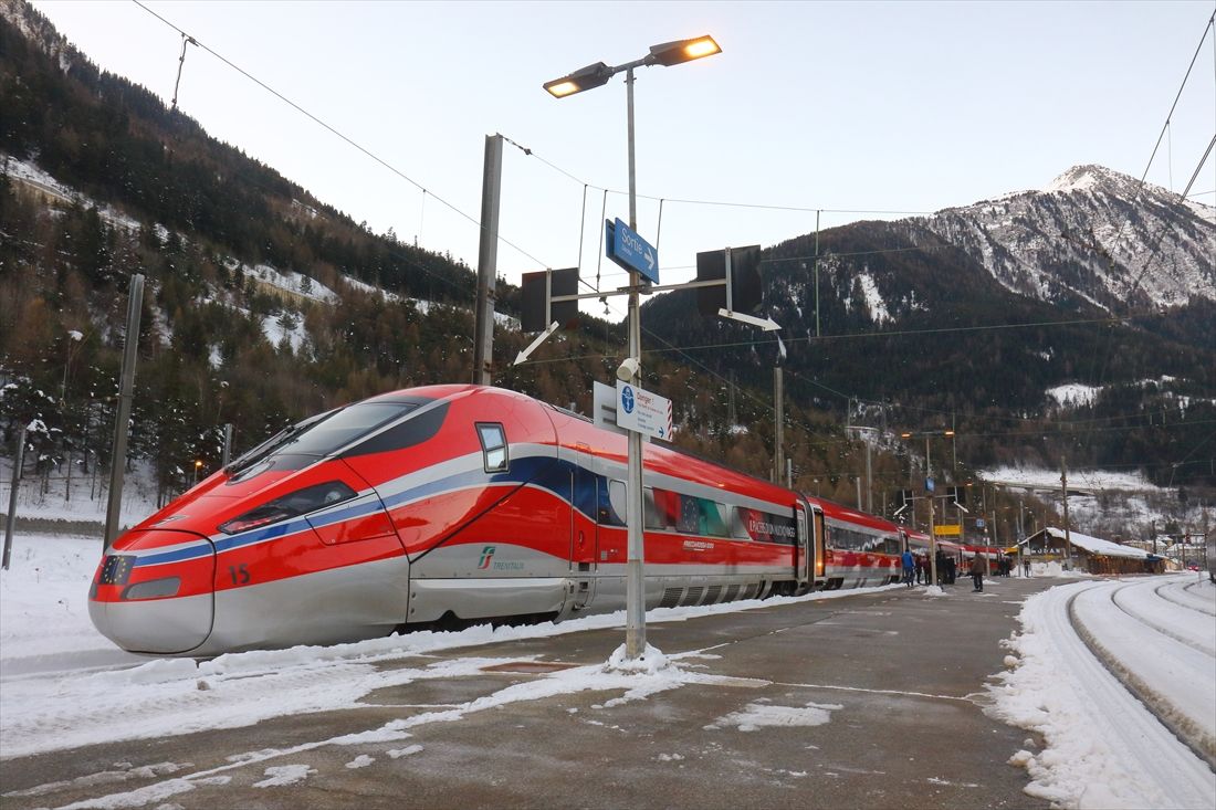 イタリア・フランス国境の地滑りによる不通で長期運休となる高速列車フレッチャロッサ（撮影：橋爪智之）