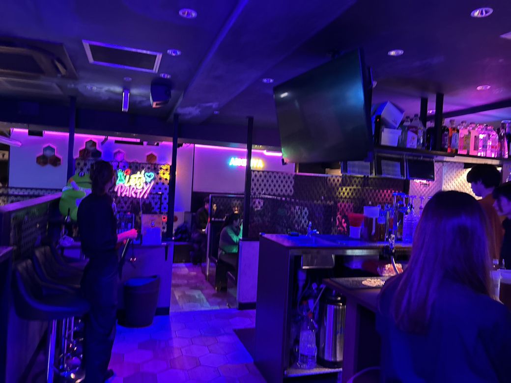 『相席屋 歌舞伎町店』の内観。照明も相まってラウンジのような雰囲気に（筆者撮影）