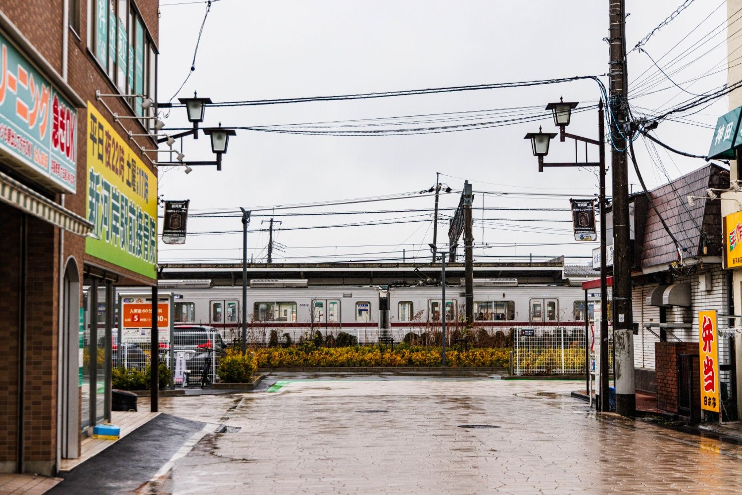 現在の新河岸駅西口周辺。かつての地上駅舎は画面正面あたりにあった（撮影：鼠入昌史）