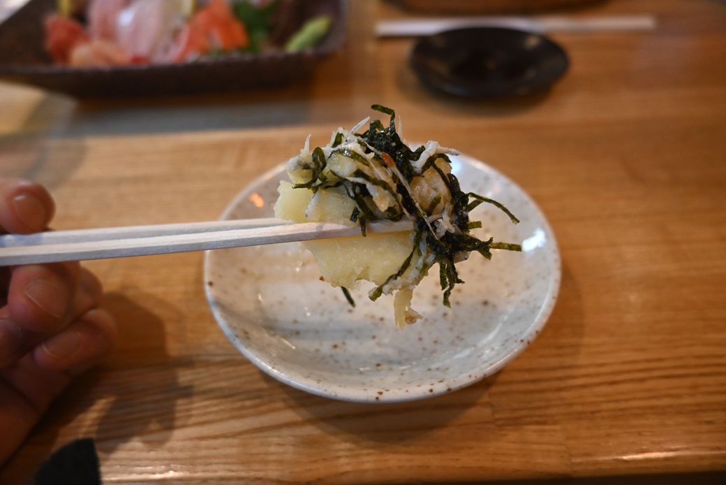 人気メニューの、しらすわさびじゃが芋ピザ（899円）。しっとりしたジャガイモに、シラスの微苦さと甘みのバランスが絶妙（写真：筆者撮影）