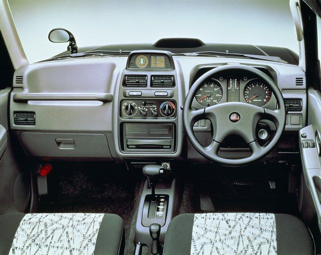 1994年12月13日に「新発想ミニRV」として発売されたパジェロミニ（写真：三菱自動車）