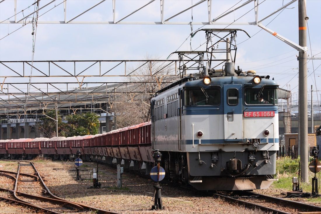 JR貨物カラーのEF65形1000番台。美濃赤坂にて（撮影：南正時）