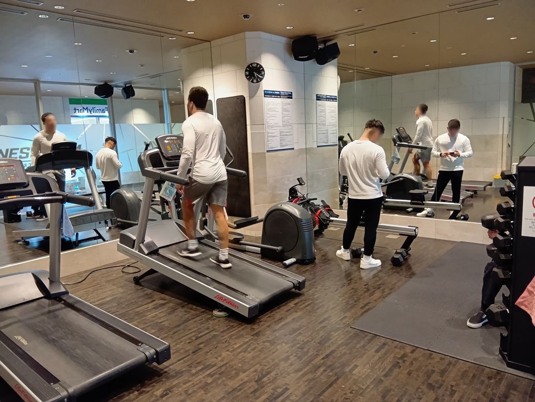 6時〜26時まで無料利用できるジム（写真：筆者撮影）