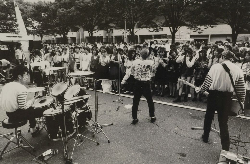 東京・代々木公園で演奏を楽しむ若者たち（写真：1989年8月8日、高橋孫一郎撮影）