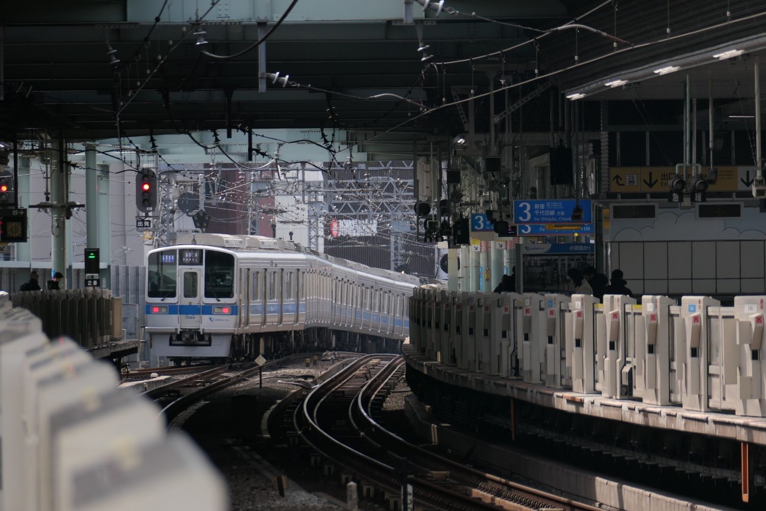 向ヶ丘遊園駅へ向けて走り去る各駅停車。この先は高架から地上へ下っていく（記者撮影）