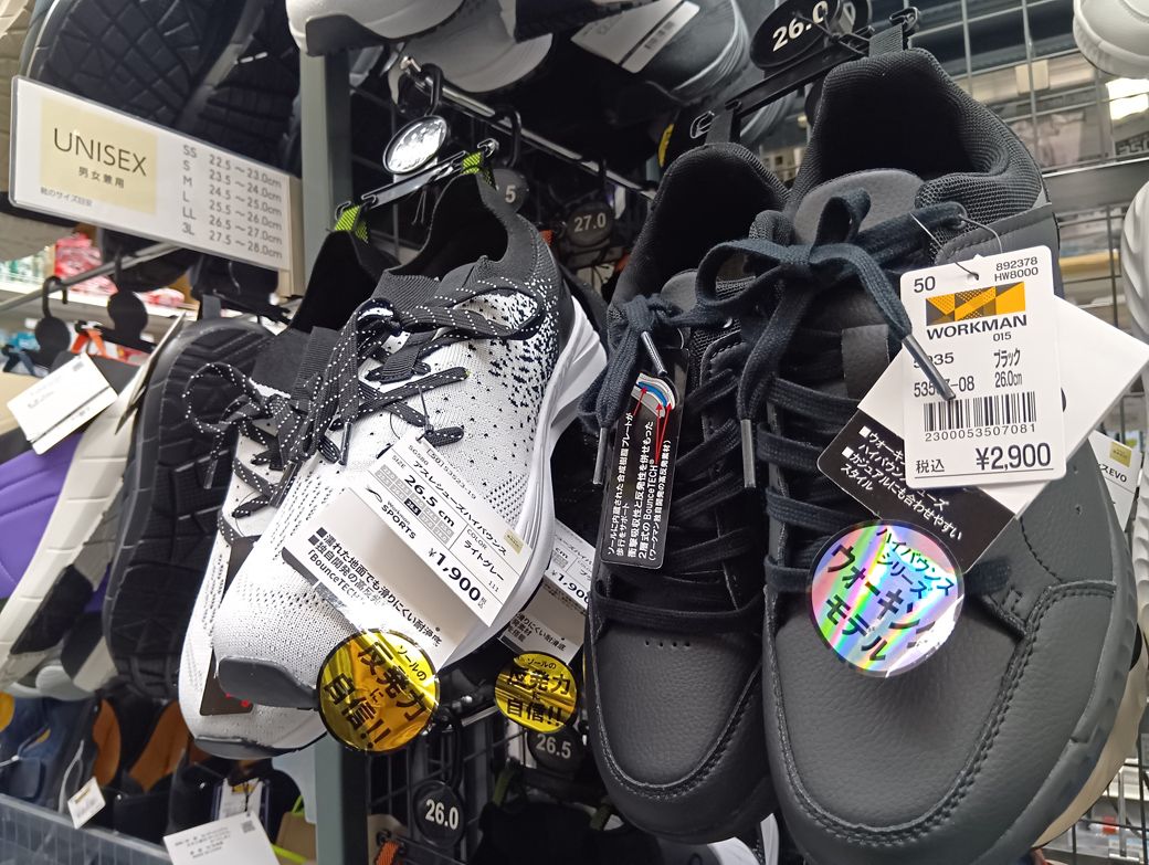 右はハイバウンスウォーク。左はアスレシューズハイバウンス。どちらも社内人気が高かった（筆者撮影）