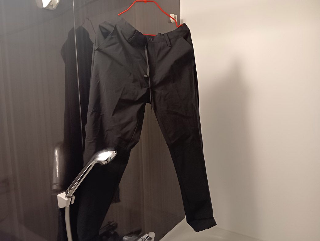 黒色スラックスの全体像はこんな感じ（筆者撮影）