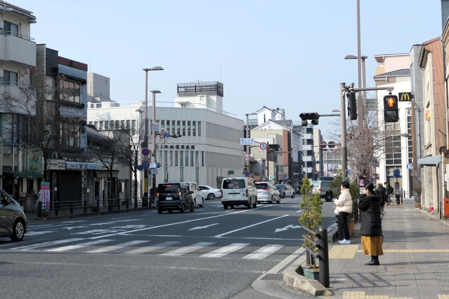 東山三条の交差点