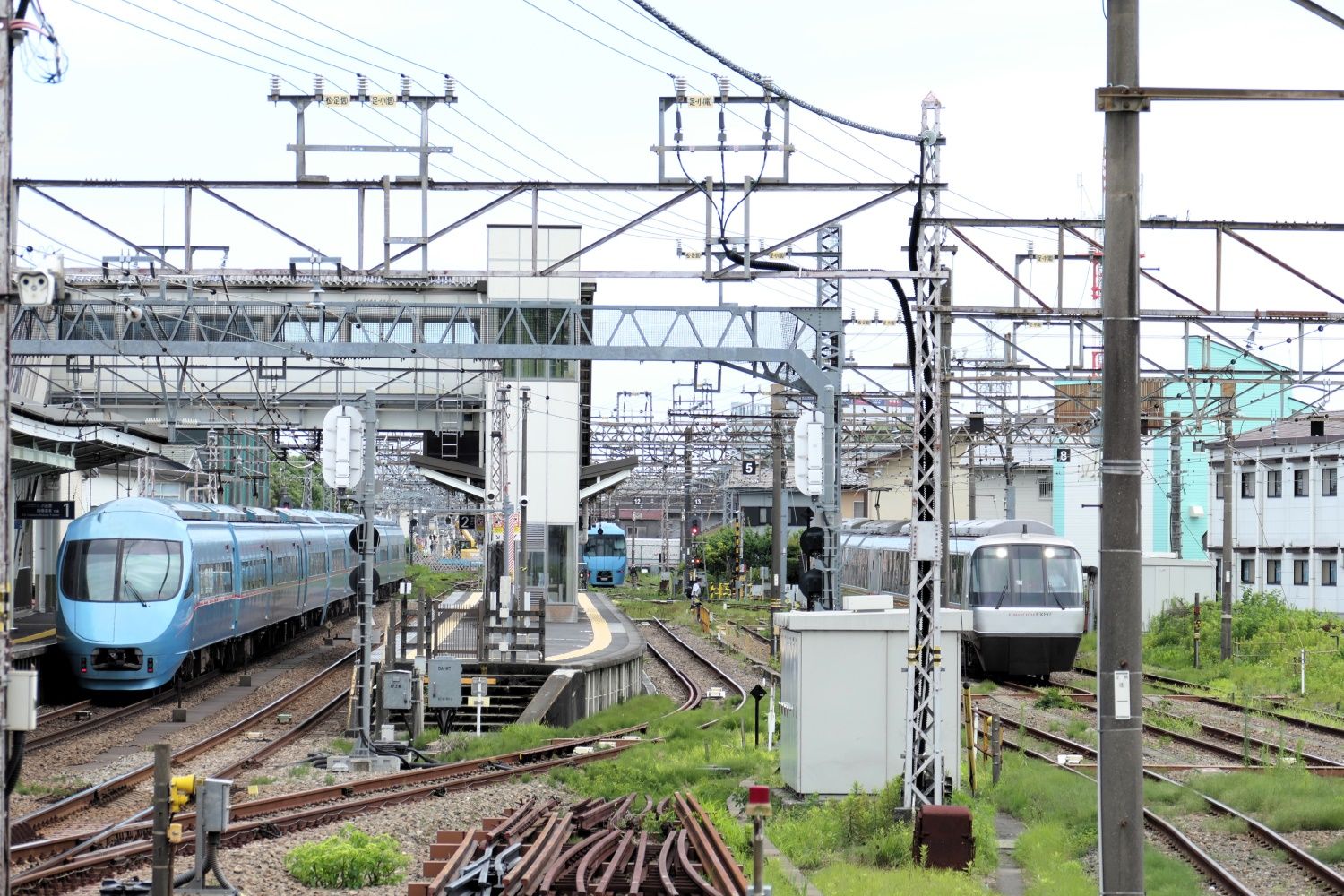 本線と車庫線に特急車両（記者撮影）