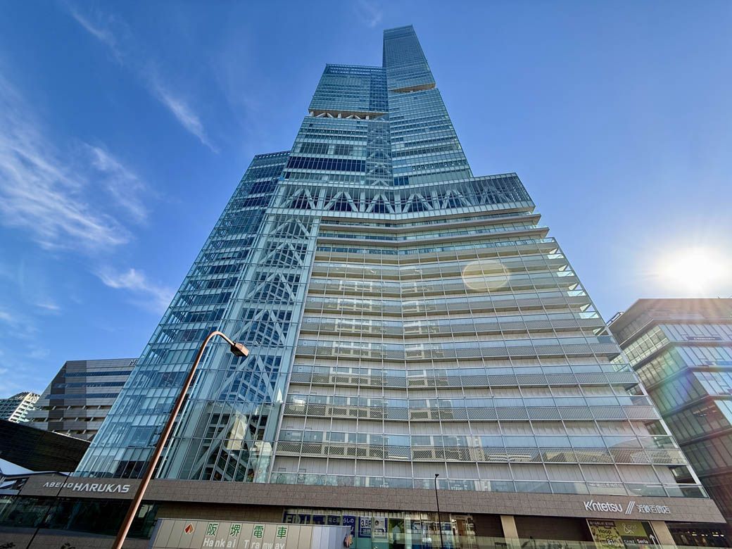 関西で最も高いビルである「あべのハルカス」も近い（筆者撮影）