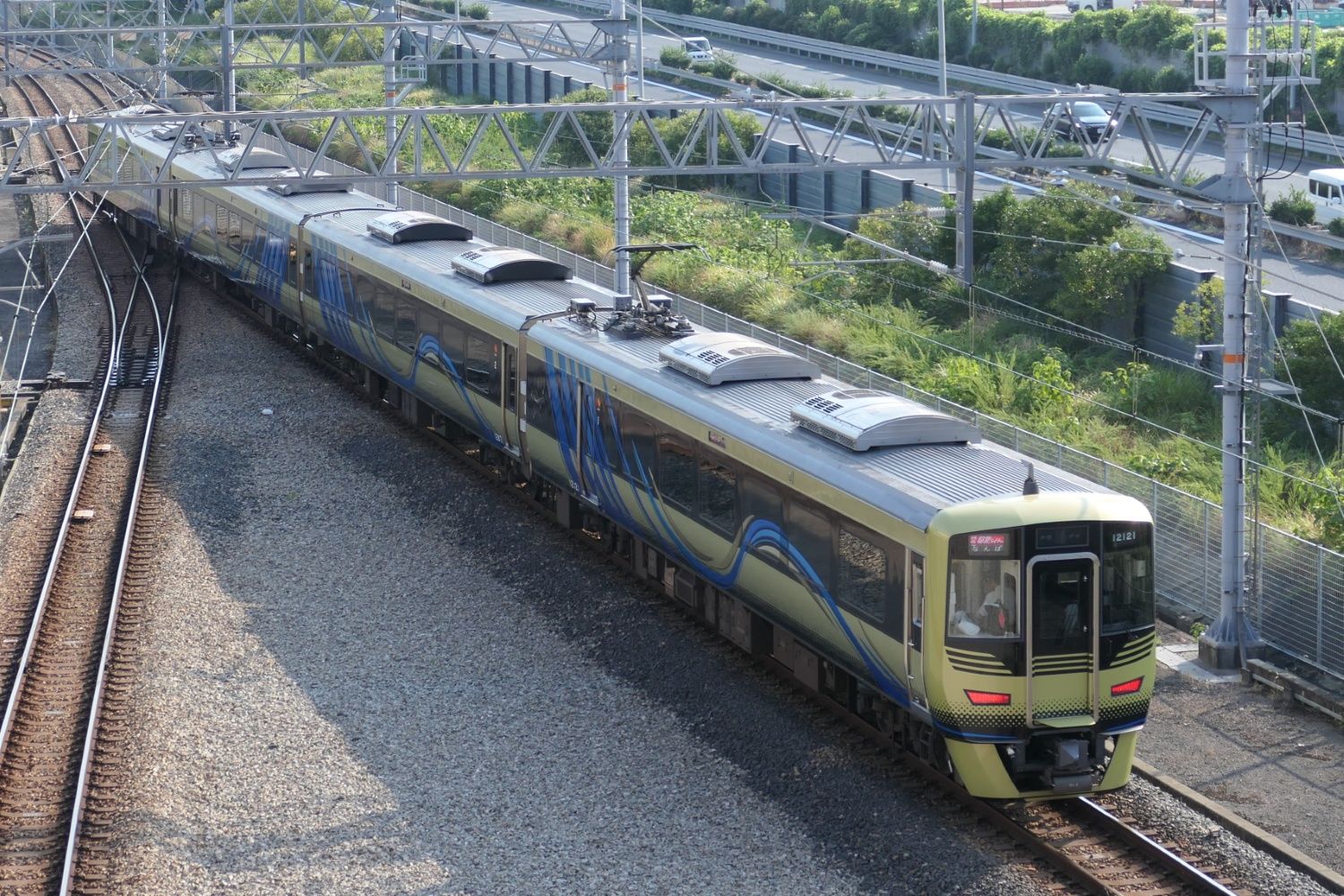 車体カラーは金色という12000系車両（記者撮影）