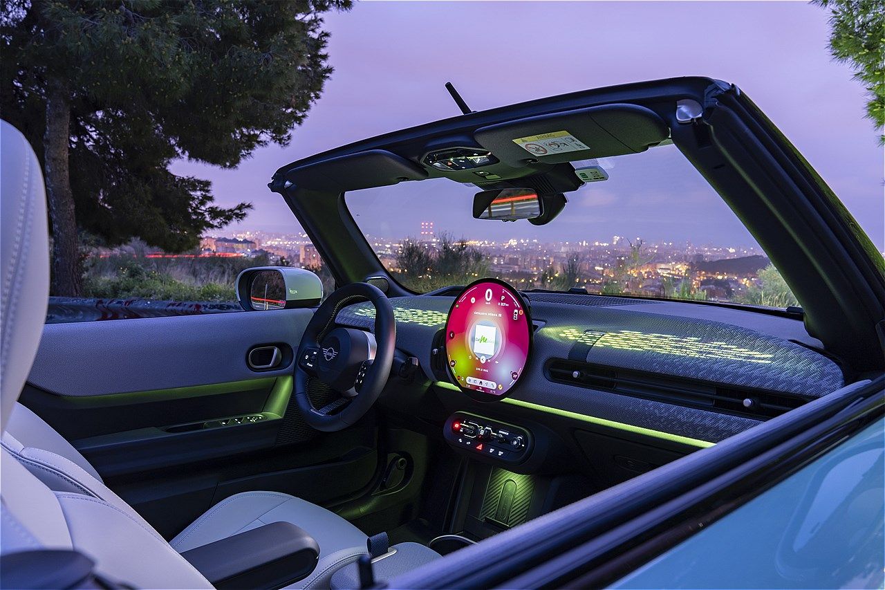MINI（ミニ）の新型「ミニ・クーパー・コンバーチブルS」（写真：MINI）