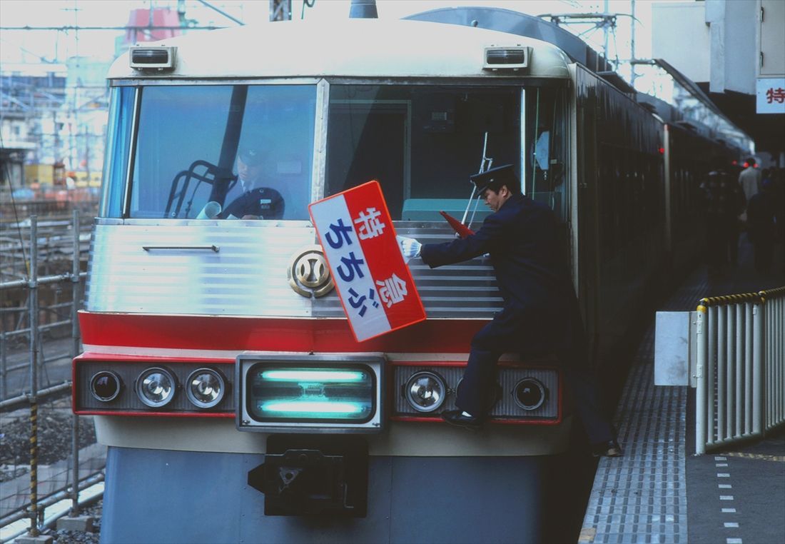 初代レッドアローの前面愛称板は手作業で差し替えていた（撮影：南正時）