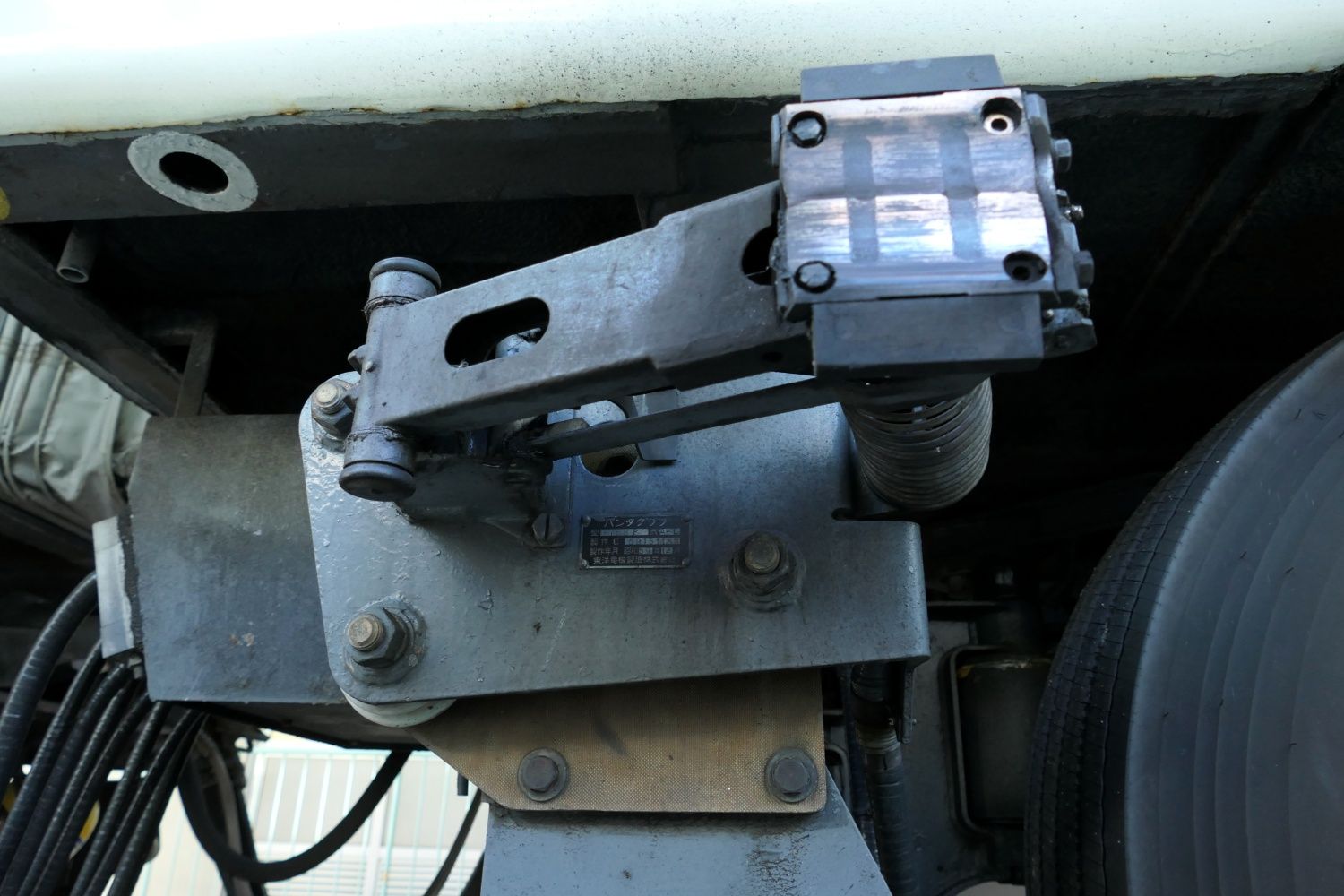 パンタグラフはばねの力で軌道横の架線に押し付ける方式（記者撮影）