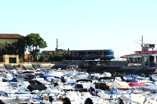 ファロ周辺のレジャーボートが停泊する地域を行くローカル線（筆者撮影）