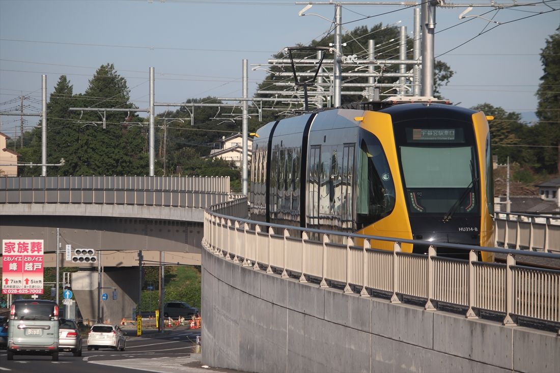 ゆいの杜西停留場を発車して専用軌道を走る宇都宮駅東口行きの電車（筆者撮影）