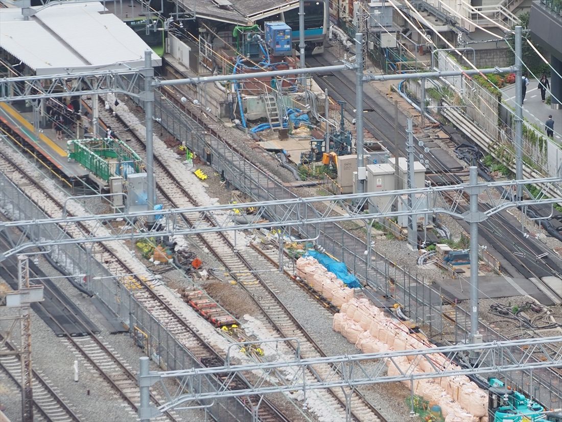 線路切り換え工事前の田町駅ホーム付近。中央に見える途切れた線路が切り換え工事後に山手線外回りとなる（記者撮影）