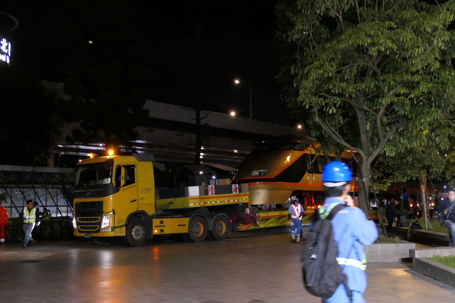 台北駅前に到着したトレーラー（記者撮影）