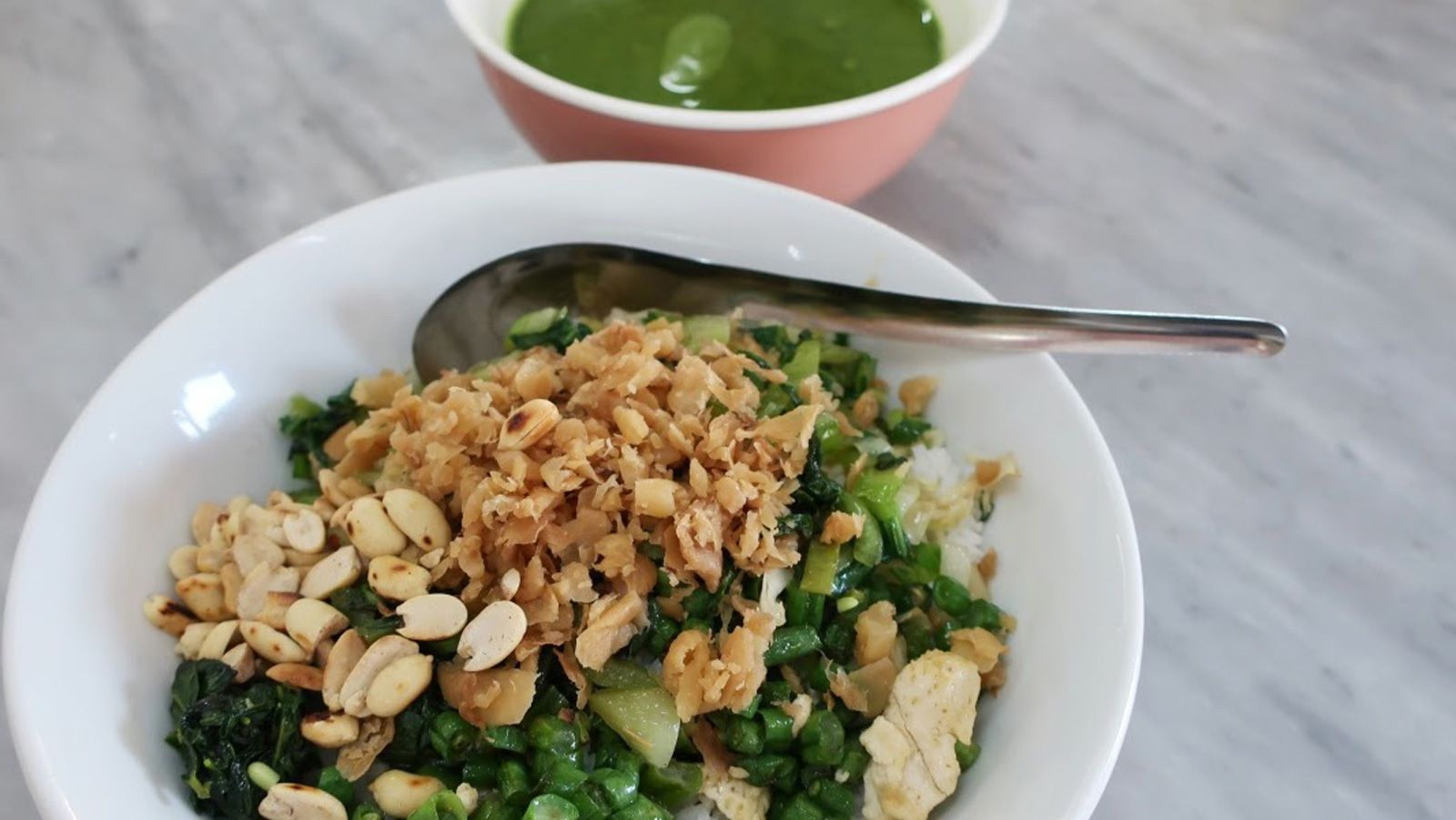 「擂茶」は中国南部に住む民族「客家」の料理。生の茶葉やハーブをすりつぶしたスープと、炒めた野菜やピーナッツなどをのせたご飯の組み合わせをいうが、「茶葉を含む各種原料をすりつぶした飲み物」のみを擂茶と称する地域もある(写真:筆者撮影)