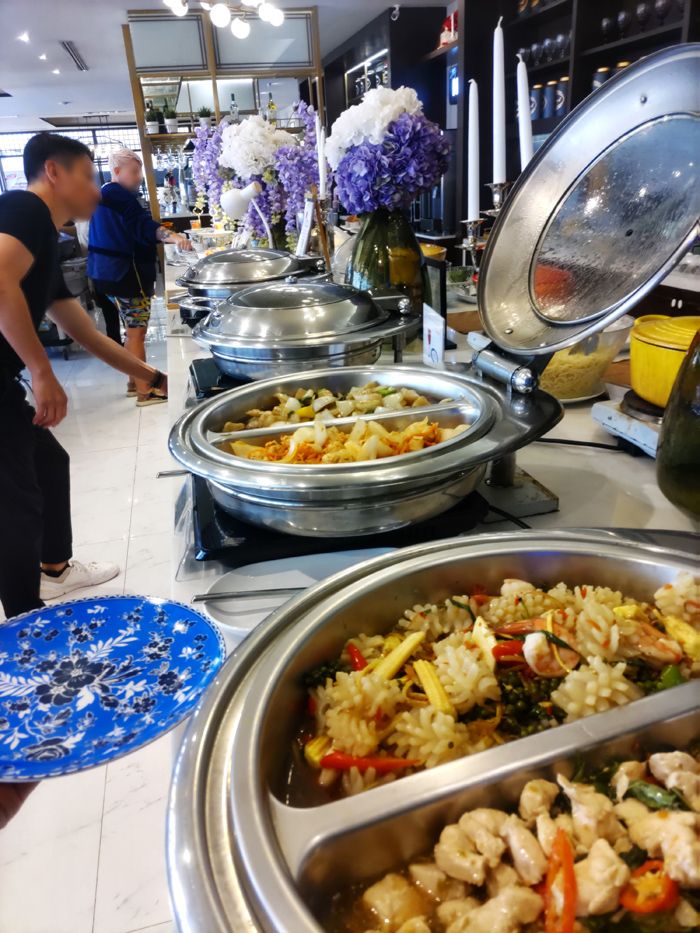 お皿がオシャだった（筆者撮影）