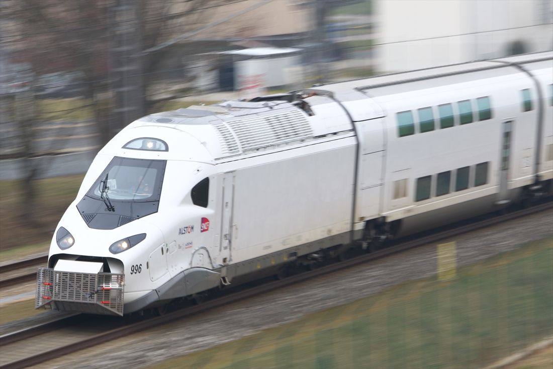 チェコのヴェリム実験線で走行試験を行うアルストム製の新型TGV「TGV-M」（アヴェリア・ホライズン）（撮影：橋爪智之）