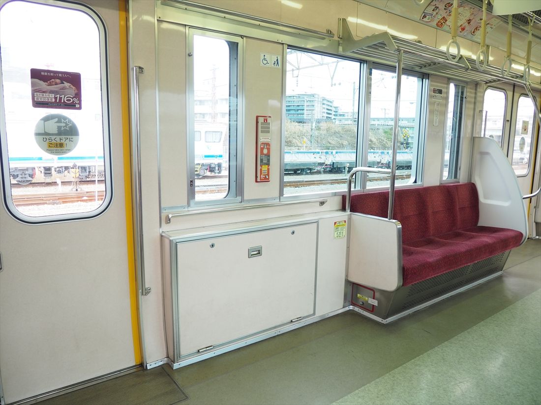 先頭車の車いす用スペース。小田急で初めて設置したのは2000形で、当初は位置が異なった（記者撮影）