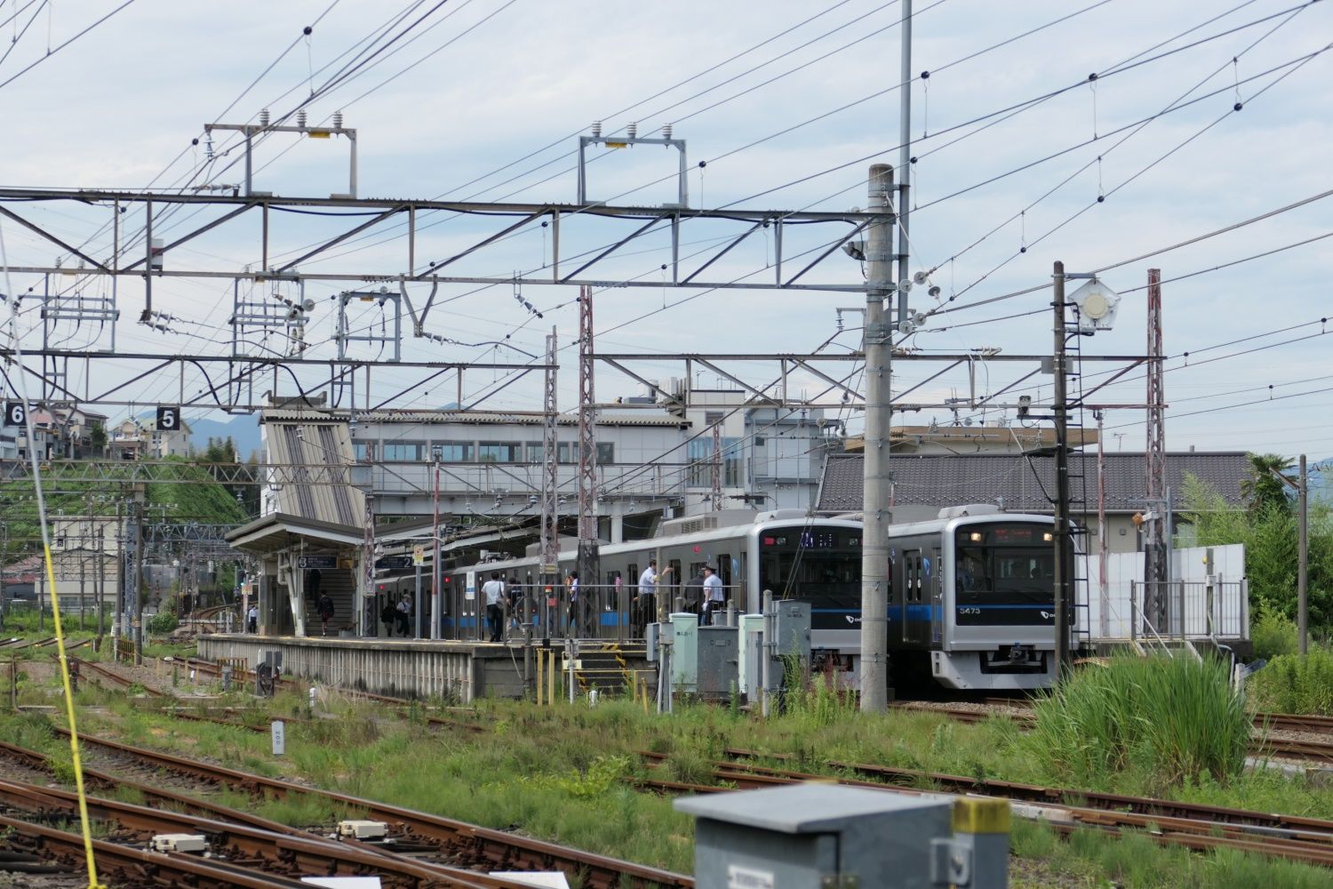 南側から見た足柄駅（記者撮影）