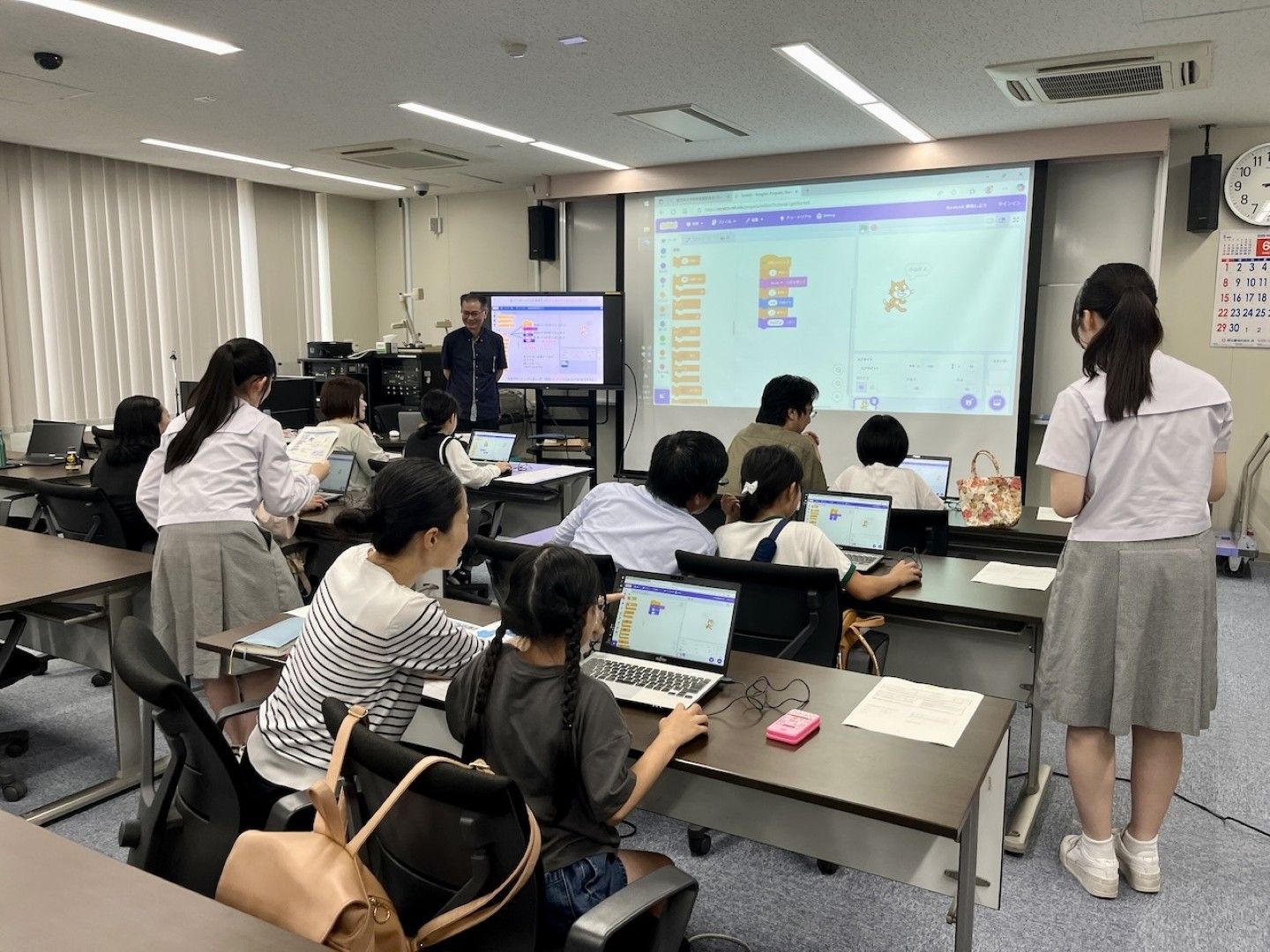 2025年6月に小山さんが開催した「育て理系好き小学女子！ 動物の餌やりゲームを作ろう！」。小学4〜6年生の女子とその保護者がプログラミングを学び、一緒に動物の餌やりゲームづくりに挑戦した（写真：小山さん提供）