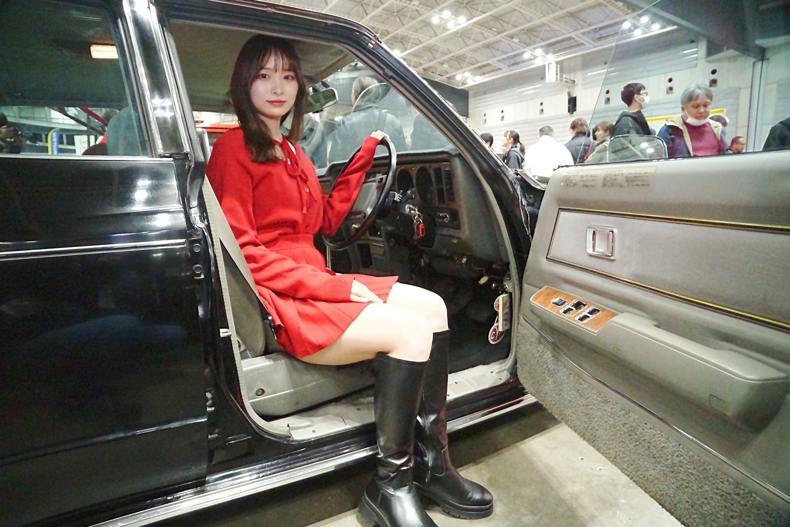 1978年式トヨタ「クラウン4ドアピラードハードトップ2000スーパーサルーンエクストラ」とオーナーの“やまだ”さん（写真：筆者撮影）