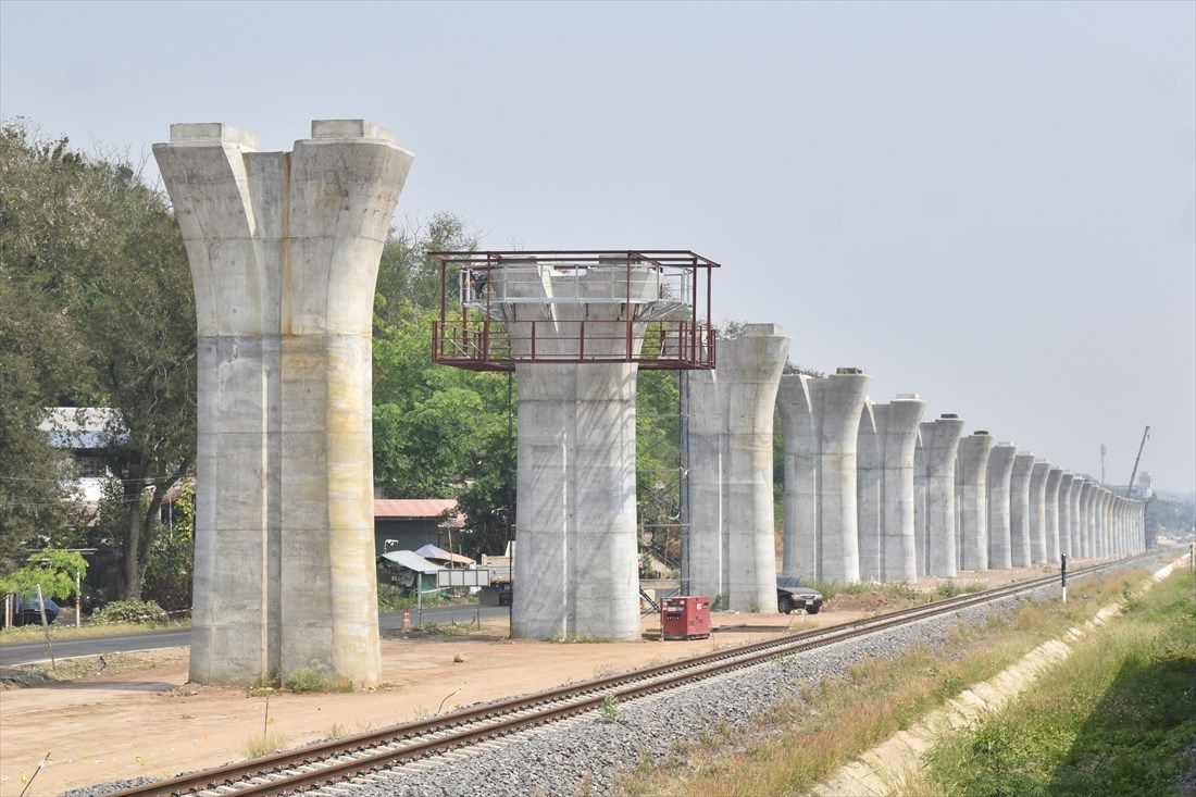 タイのバンコク―ナコンラチャシマ高速鉄道はジャカルタ―バンドン高速鉄道とまったく同じ工法で建設されている（筆者撮影）