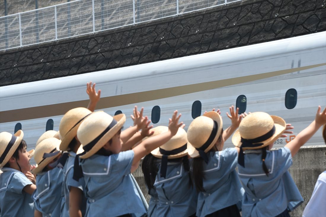 リニア新型車両M10に手を振る幼稚園児たち（記者撮影）