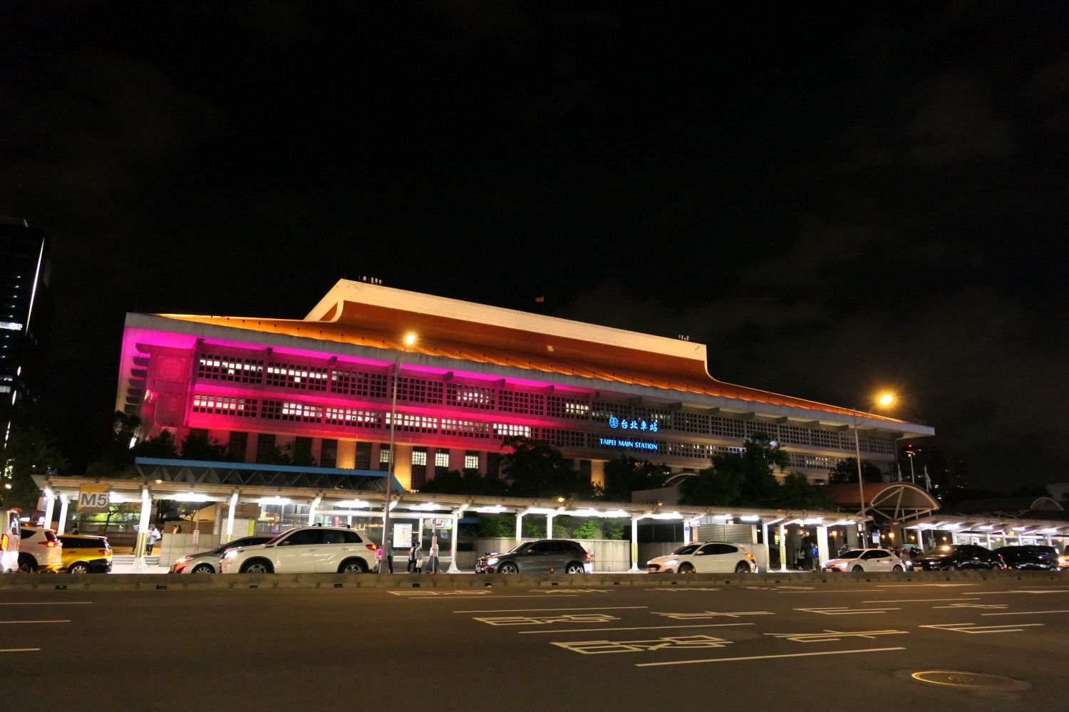 台北駅の外観。夜間はライトアップされる（記者撮影）