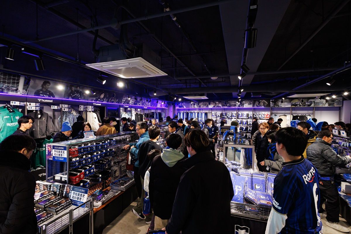 スタジアム内のショップはさながら欧州のスタジアムのよう ©GAMBAOSAKA