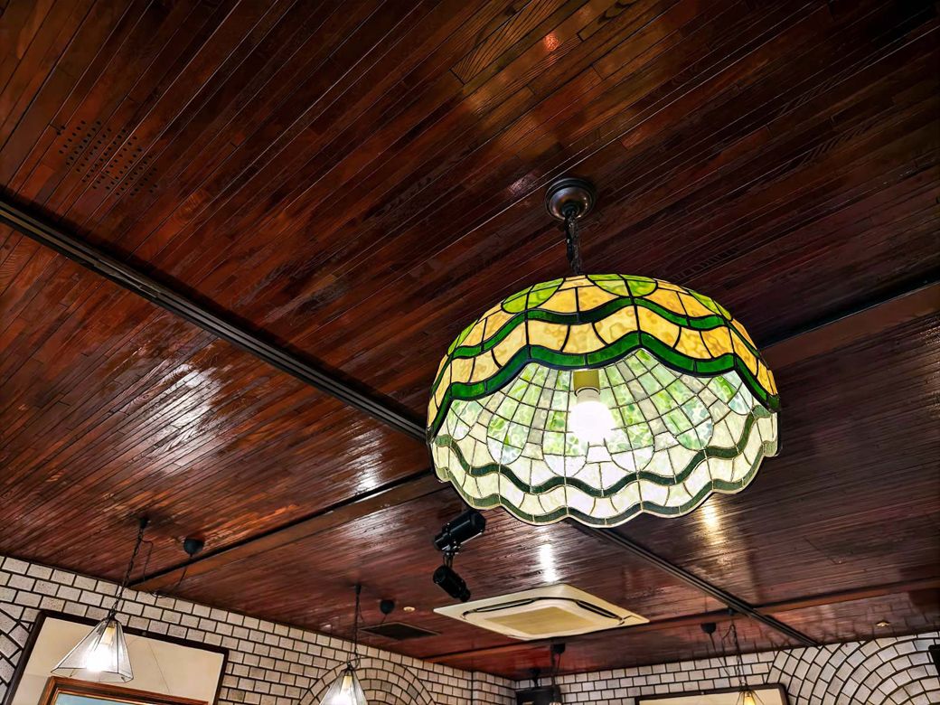 艶のあるケヤキの天井も当時のまま。この天井材はビルの1階部分に広く使われている（筆者撮影）