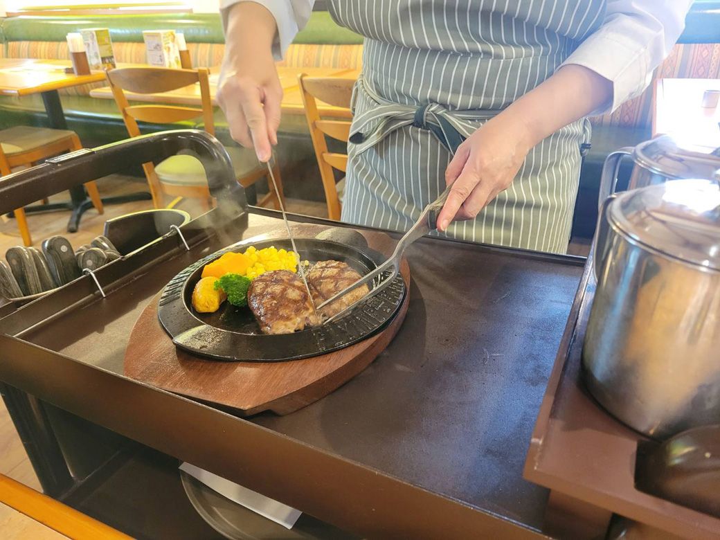 熱々の鉄板に割れ目を押し付け、こうばしく焼いて仕上げる（筆者撮影） 
