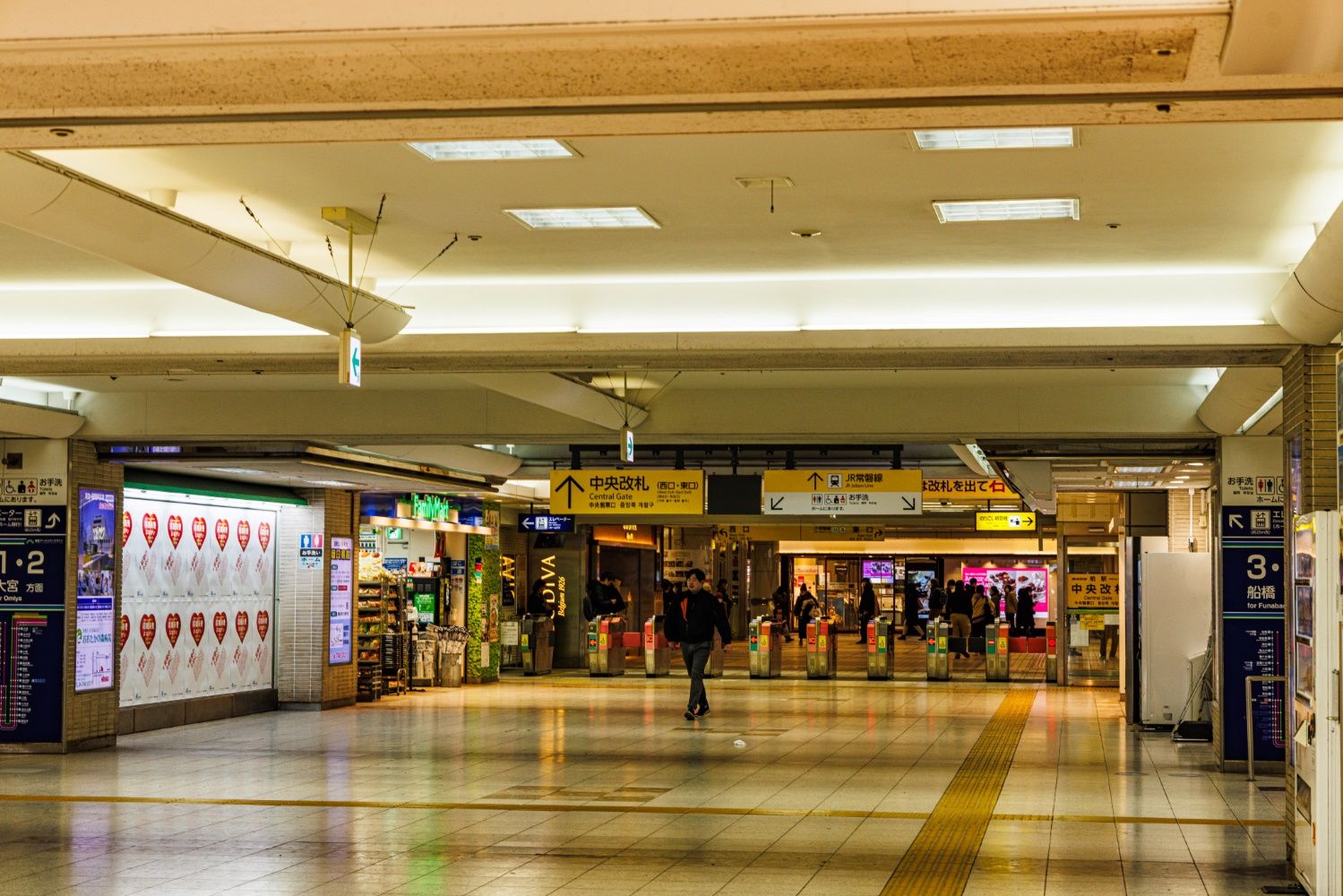 柏駅の改札内コンコース。出入口は北の中央改札と南改札の2カ所（撮影：鼠入昌史）