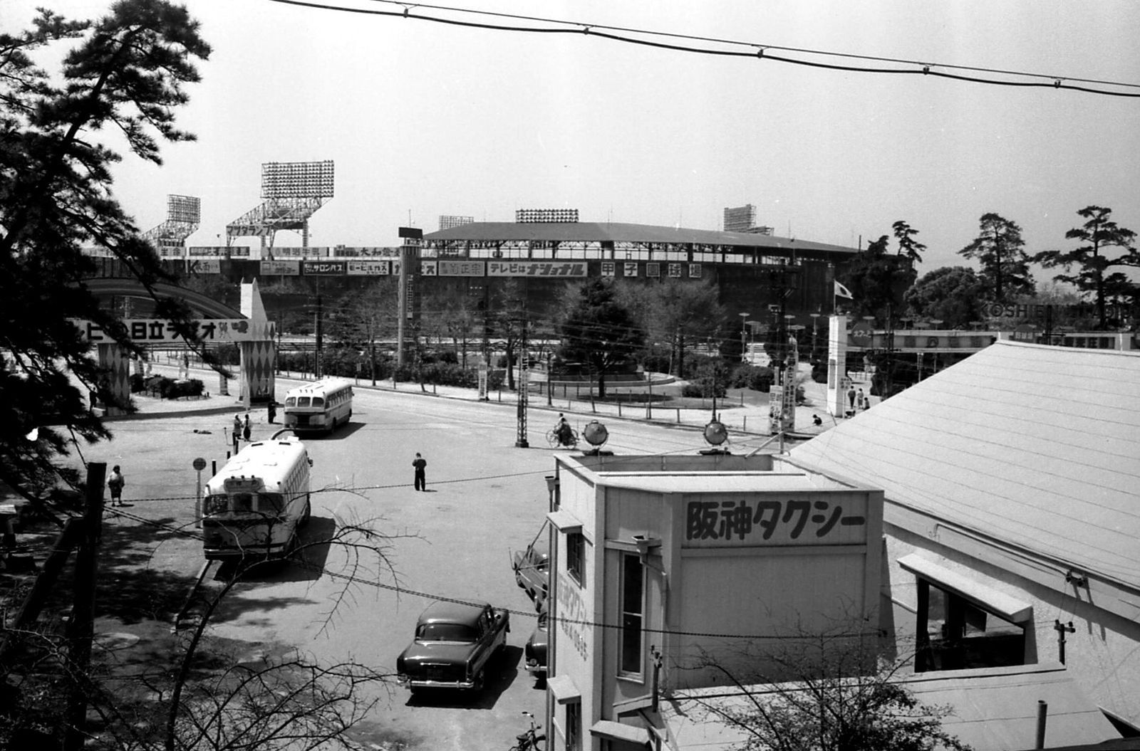 阪神甲子園駅前。左に「阪神パーク」、右に球場へのゲートが見える＝1960年（出典：にしのみやデジタルアーカイブ）