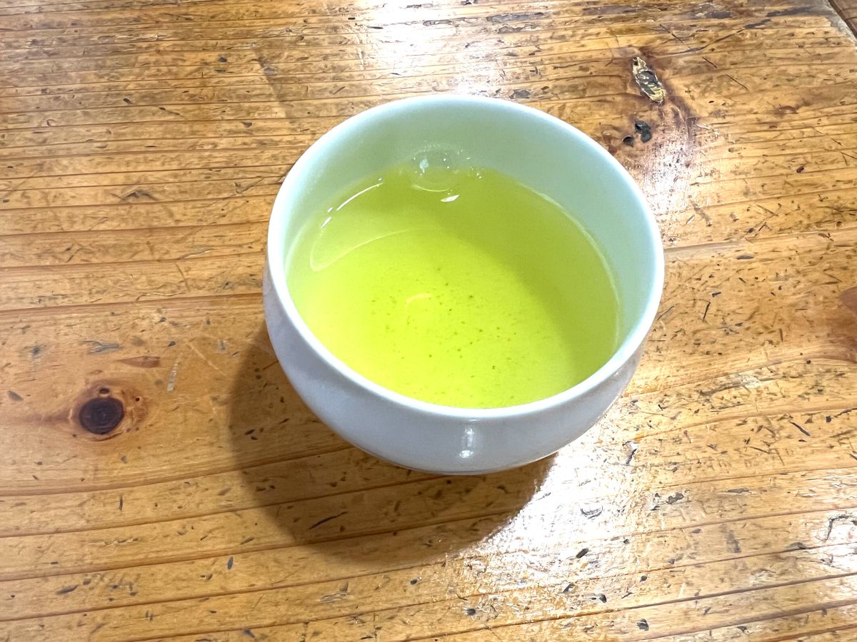 お茶、水はセルフでおかわり自由（筆者撮影）