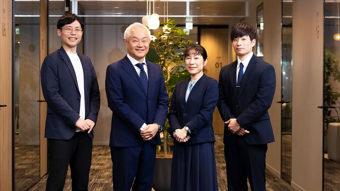 リクルートスタッフィング 村松政弘氏、村賀華奈子氏、渡辺大斗氏、内山大地氏の集合写真