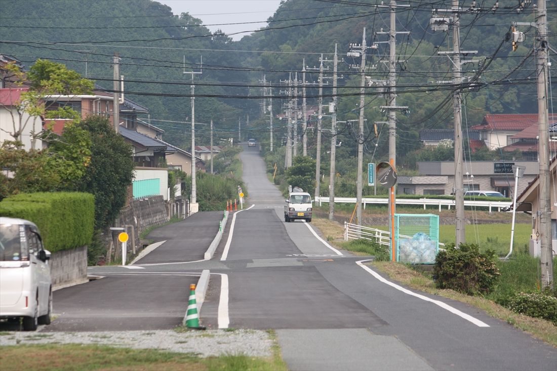 （旧線）下府―上府間：一部の路盤は道路として再整備されている（筆者撮影）