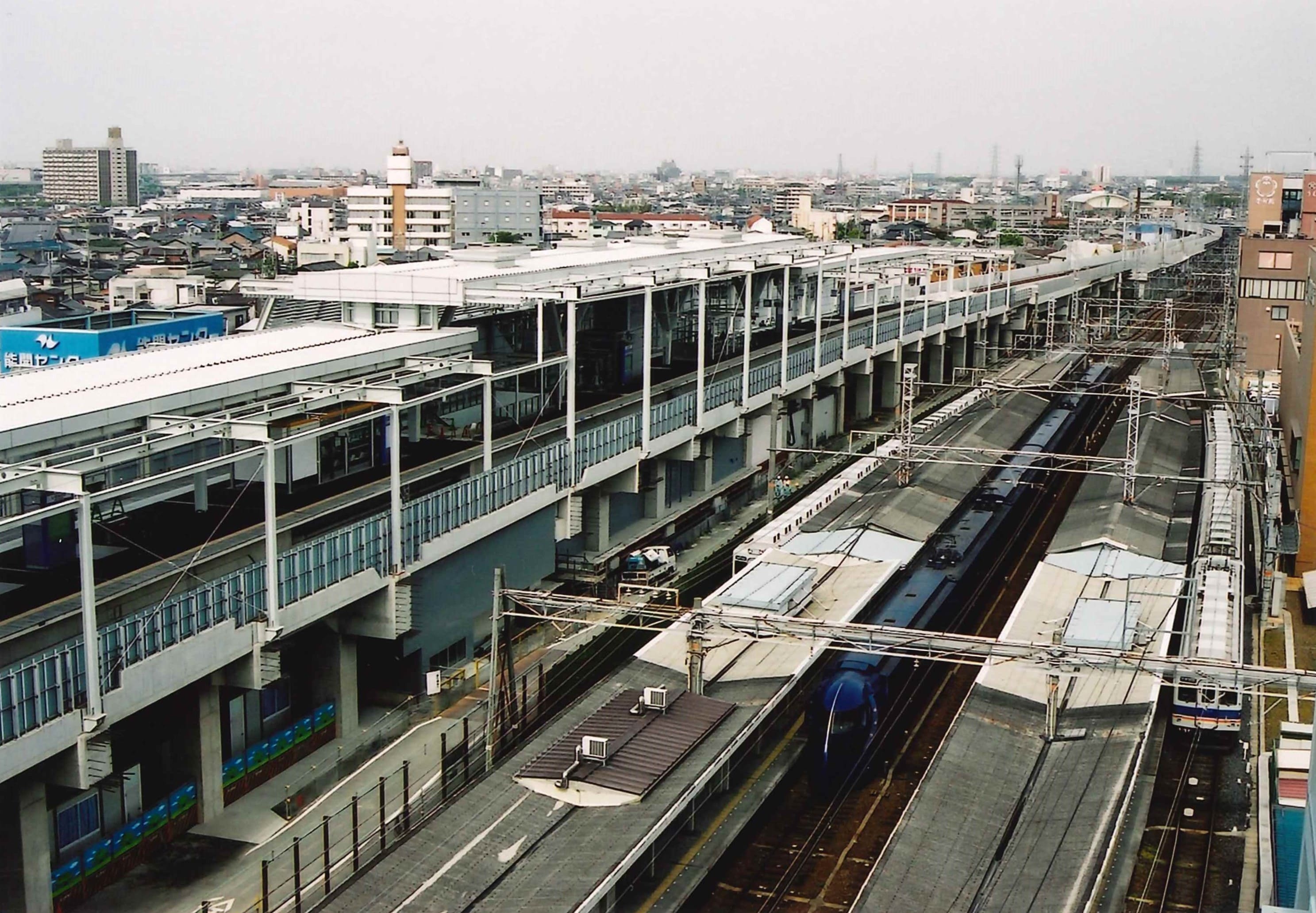 かつての泉佐野駅と特急「ラピート」（写真：南海電鉄）