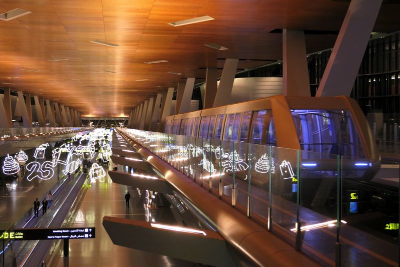カタール航空の拠点ドーハ･ハマド国際空港は空港内に鉄道が運行（筆者撮影）
