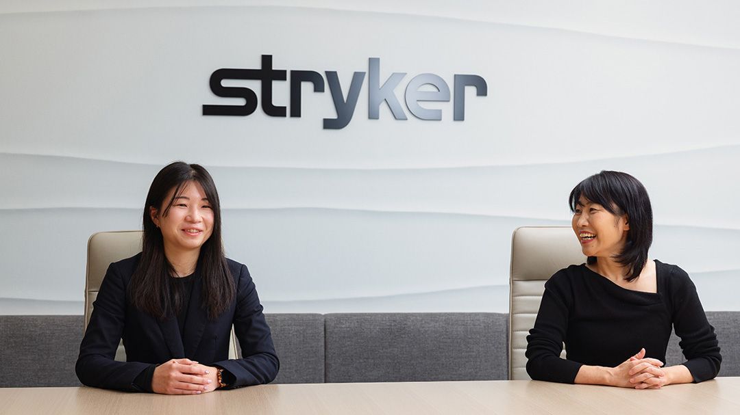 左から薬事・信頼性保証・臨床開発本部 薬事部 オーソペディックスグループ アソシエイトマネジャー 岡田 佳余子氏 薬事・信頼性保証・臨床開発本部 本部長 早川 留美子氏